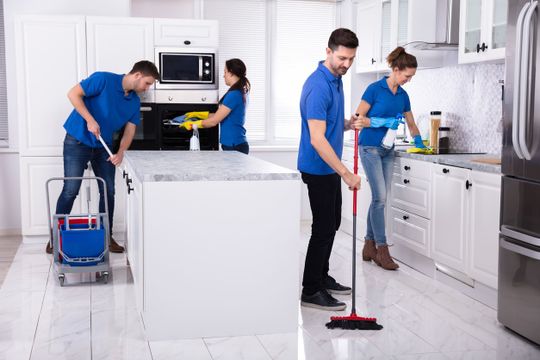 profesionales limpiando cocina