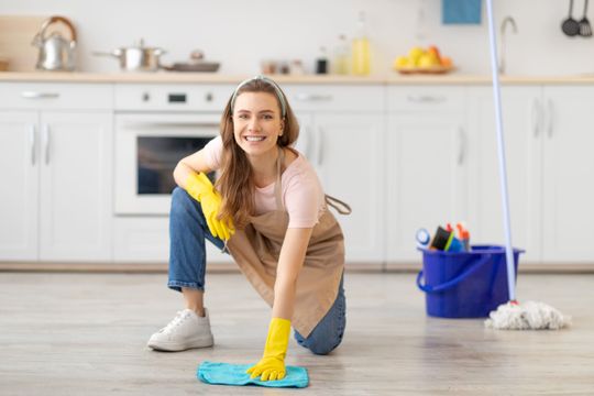mujer limpiando cocina